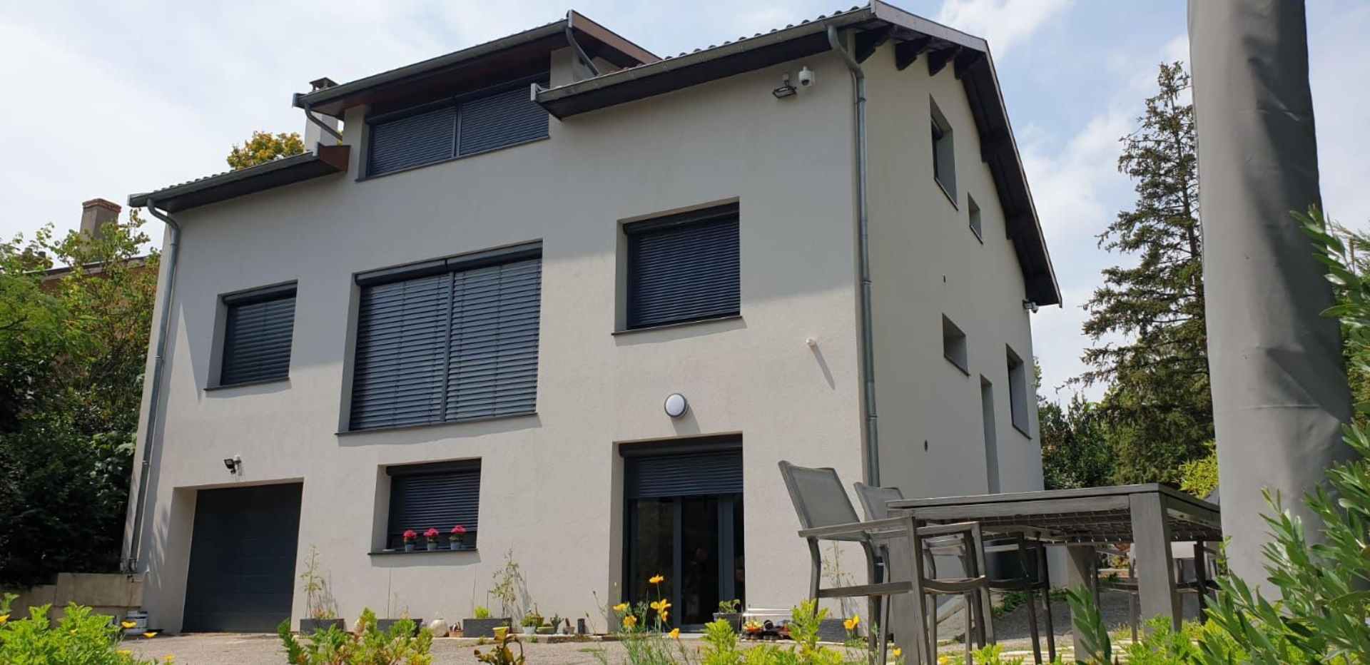 Maison moderne avec jardin fleuri