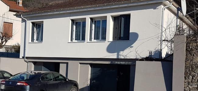 Installation de panneaux isolants sur les murs extérieurs d'une habitation