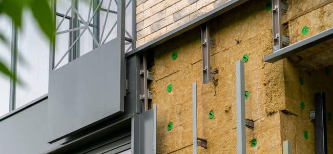 Pose d'une ossature technique pour bardage de façade isolante