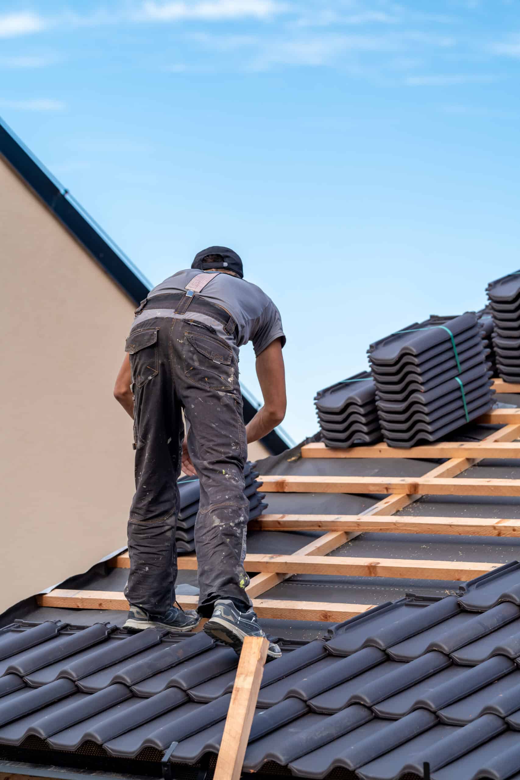 Couvreur professionnel installant une couverture de toiture