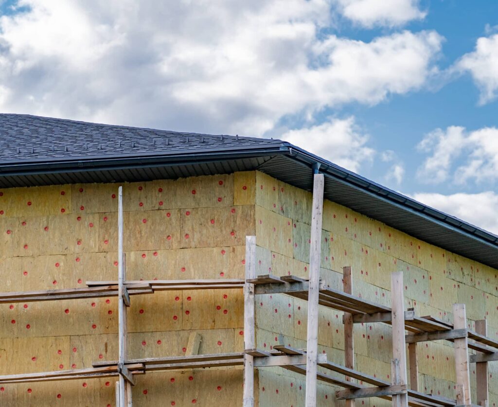 hantier d'isolation thermique par l'extérieur ITE sur une maison individuelle