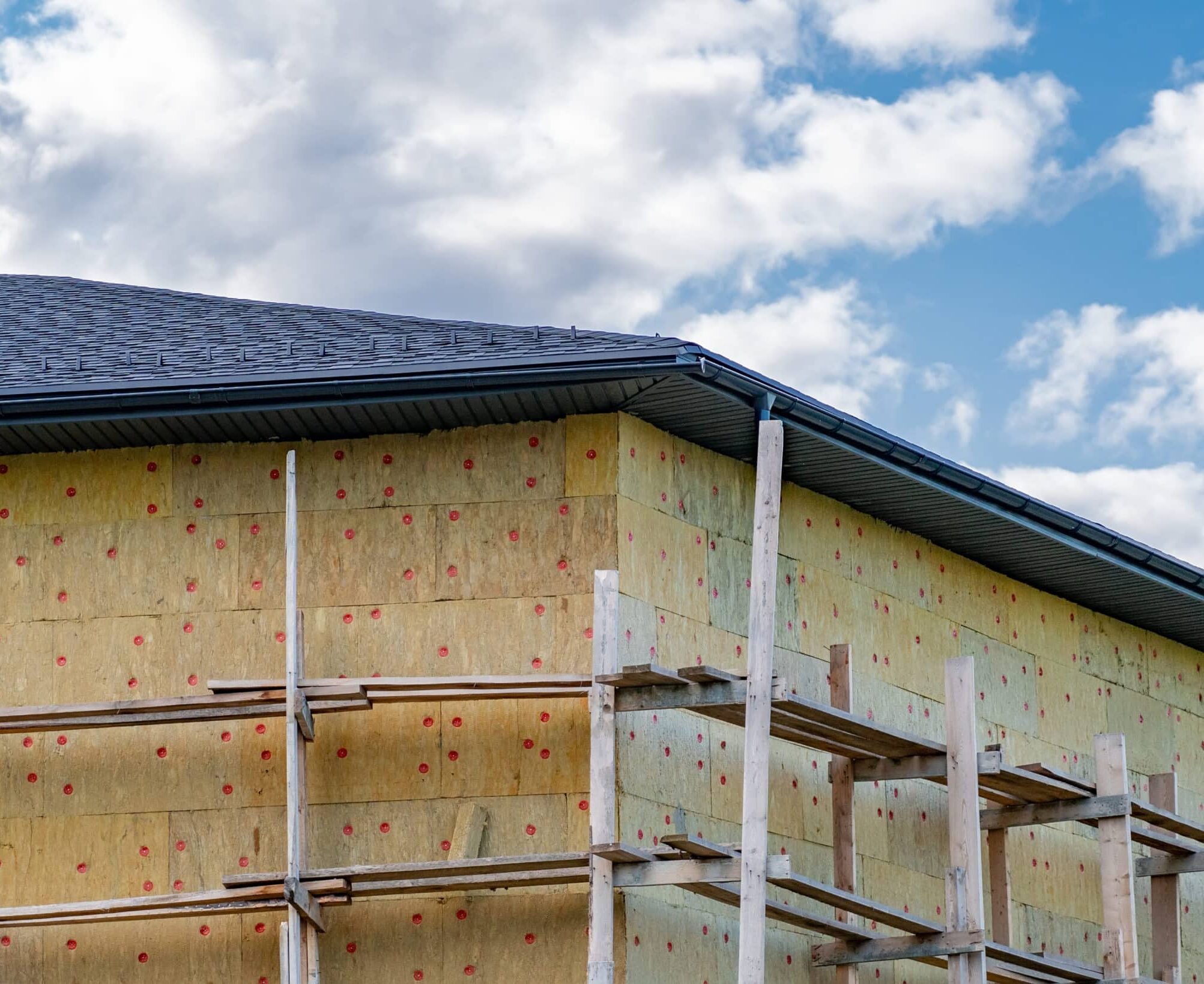 hantier d'isolation thermique par l'extérieur ITE sur une maison individuelle