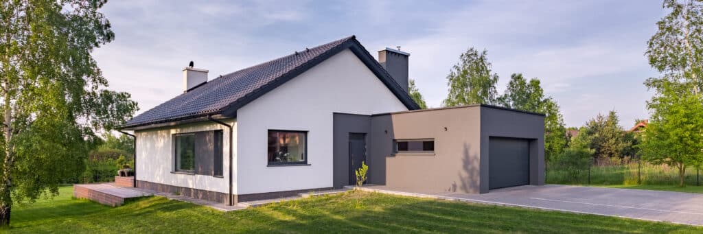 Maison Phénix entièrement rénovée avec façade grise et blanche en Rhône-Alpes
