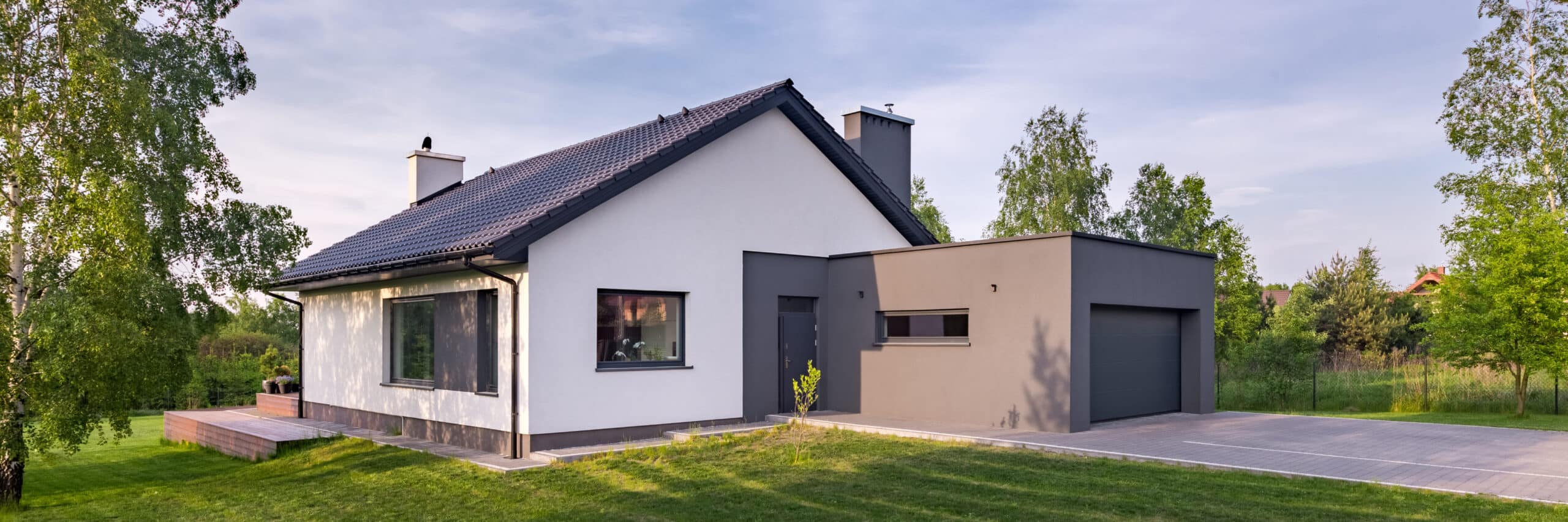 Maison Phénix entièrement rénovée avec façade grise et blanche en Rhône-Alpes