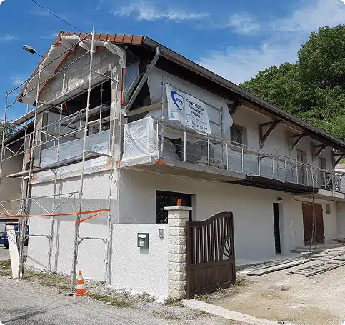 Application d'un enduit de finition monocouche sur une façade