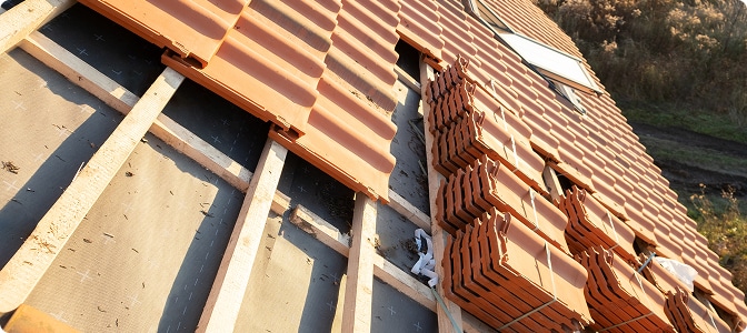 Pose de zinguerie de toiture et finitions de bandes de rive