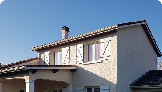 Maison individuelle avec façade propre et rénovée après ravalement