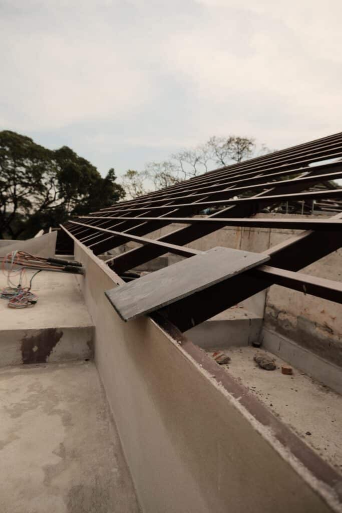Détail des poutres en acier et plaques de béton préfabriquées