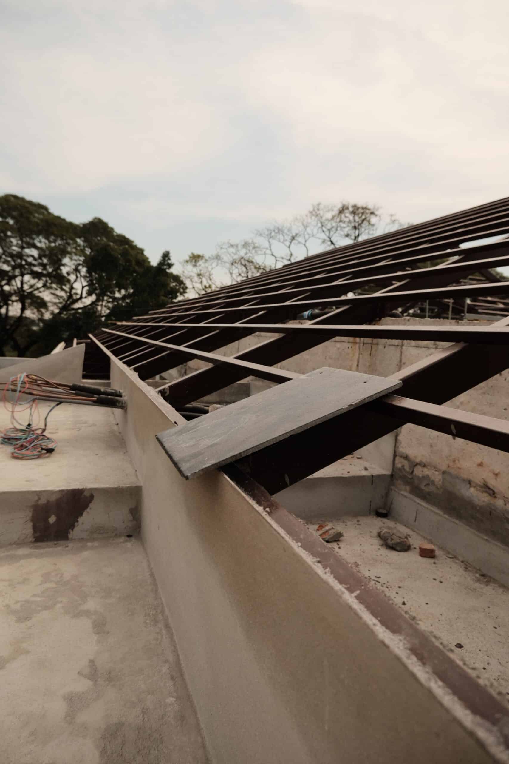 Détail des poutres en acier et plaques de béton préfabriquées
